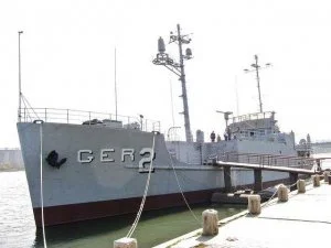 USS Pueblo telakoituna Pjongjangissa vuonna 2010.  Varmuuden vuoksi tässä on virallinen Pohjois-Korean uutistoimisto raportti asemasta vakoilualus: http://www.kcna.co.jp/item/2013/201302/news21/20130221-37ee.html