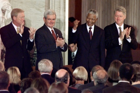 Nelson Mandela oli tyytyväinen presidentti Bill Clinton ja Speaker Gingrich on 1998 seremonia, jossa Mandela sai Kongressin kultamitalin - kun hän oli vielä terrorin tarkkailulistalle.  Kuva: Ruth Fremson / Associated Press