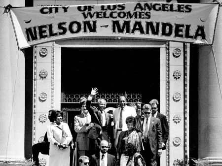 LA pormestari Tom Bradleyn antoi Nelson Mandela täyttää kaupungin avaimen aikana kesäkuu 1990 vierailun.  Kuva: Los Angeles Times.